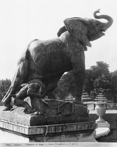 Jonge olifant gevangen in een val, voor het eerste Trocadero-paleis gebouwd voor de Wereldtentoonstelling in 1878 door Emmanuel Fremiet